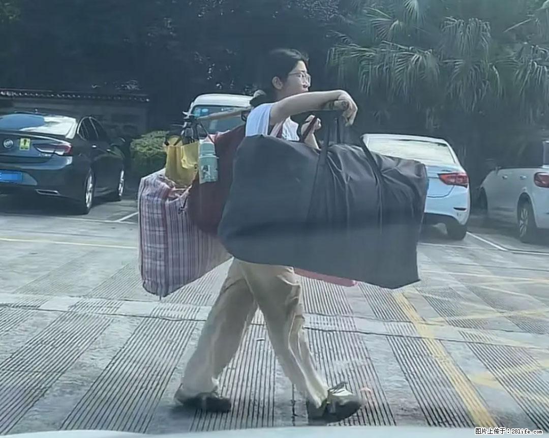 全网追的“扁担女孩”，找了一份暑假工，时薪12元 - 德宏生活资讯 - 德宏28生活网 dh.28life.net