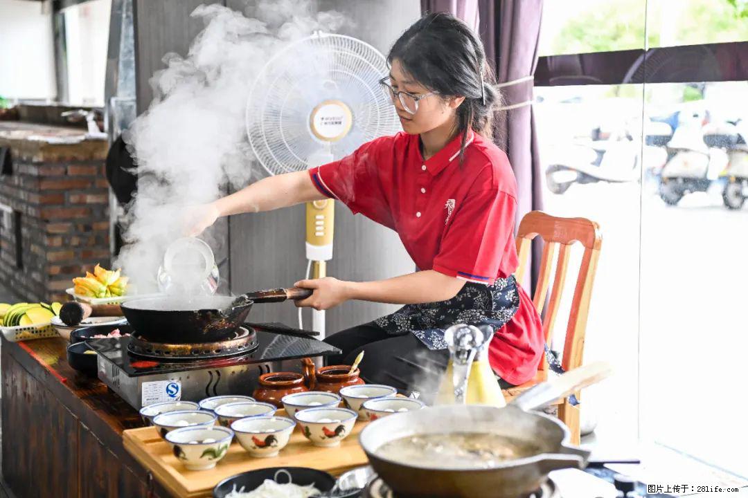 全网追的“扁担女孩”，找了一份暑假工，时薪12元 - 德宏生活资讯 - 德宏28生活网 dh.28life.net